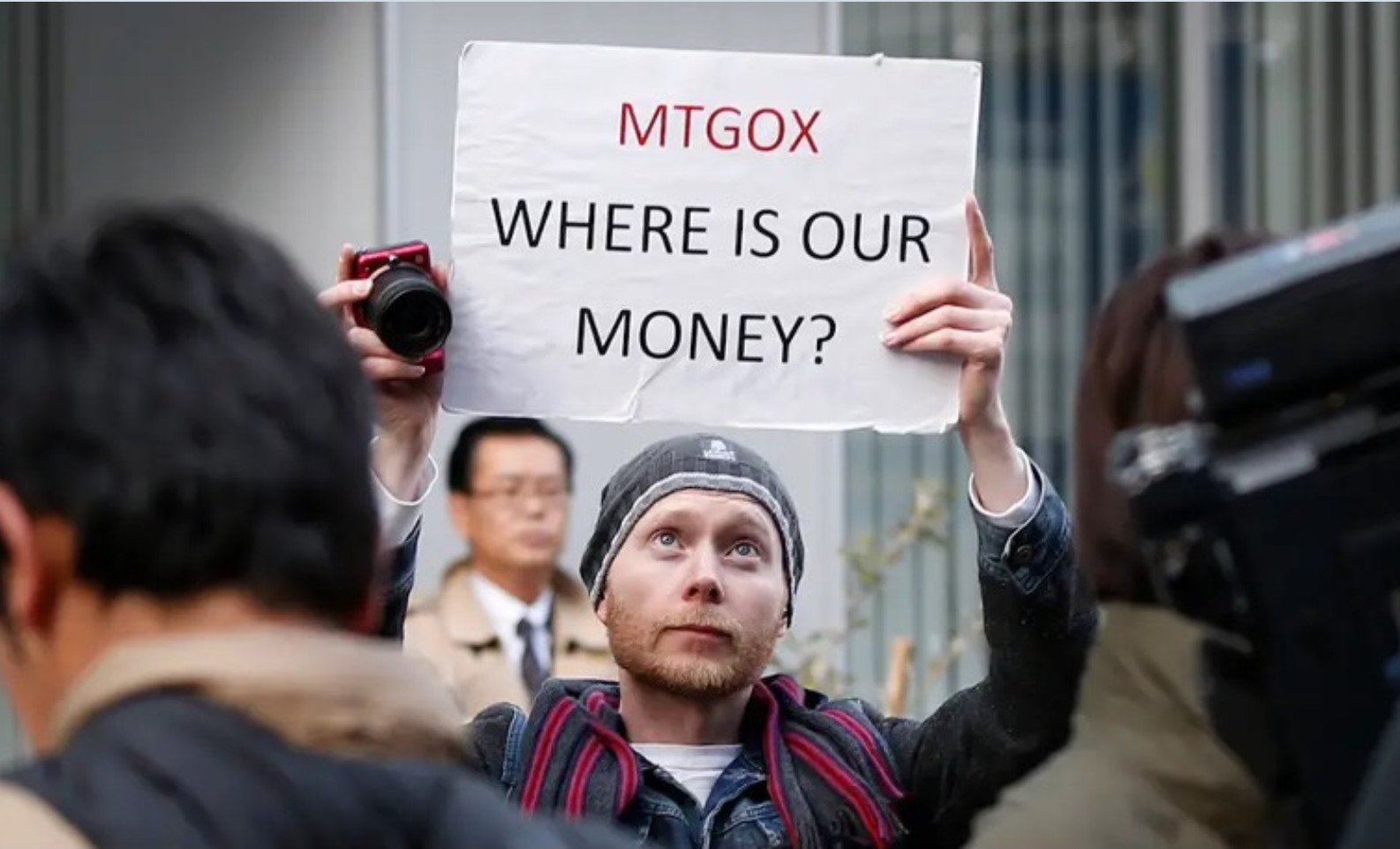 Какого числа рухнула биржа mt gox. MT Gox. MTGOX. Банкротство на бирже. MT Gox биржа крах.